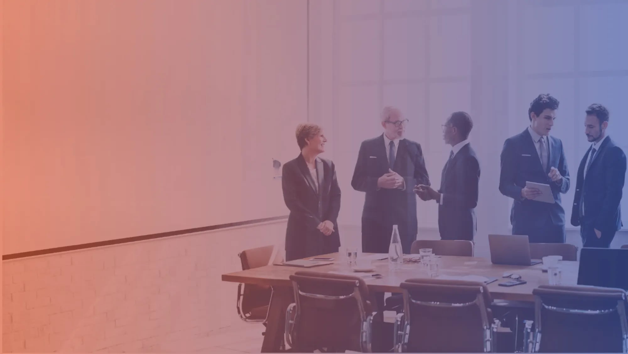 Führungsteam im Boardroom-Gespräch über eine Software-Roadmap